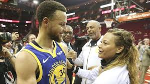  Stephen Curry’s mom, Sonya, had a shocking reaction after smelling the jersey her son gave her following his incredible 56-point performance