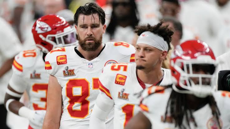 Kansas City Chiefs Weighing Major Decision on Travis Kelce’s Future – Eyeing Former Eagles Star as Possible Replacement..